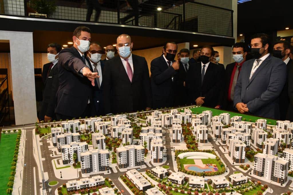 الدكتور عاصم الجزار وزير الإسكان خلال تفقده للموقف التنفيذي للمشروعات المختلفة الجاري تنفيذها في العاصمة الإدارية الجديدة