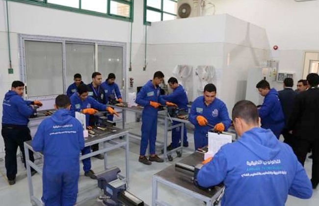 طلاب أحدي المدراس التكنولوجية