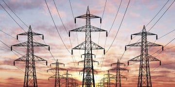 إنجاز "الكهرباء" في زيادة أطوال الشبكات أكبر مما ذكره الوزير.. تعرف