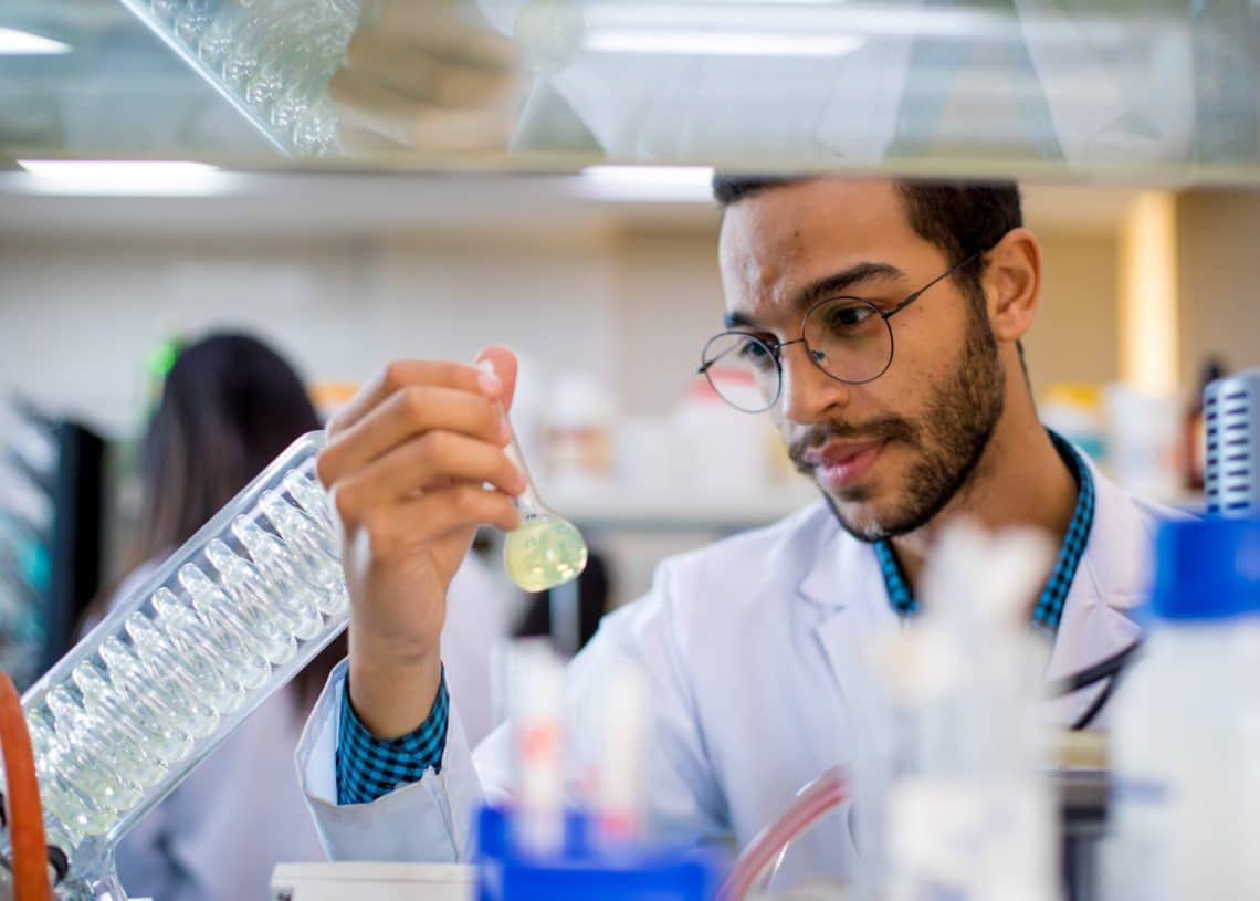 القانون لم يلزم الحكومة بتعيين كافة خريجي كلية الصيدلة 