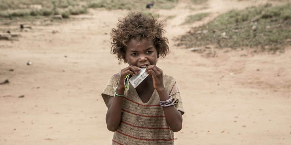 كم تبلغ نسبة الأطفال الذين يعانون الفقر وسوء التغذية بافريقيا