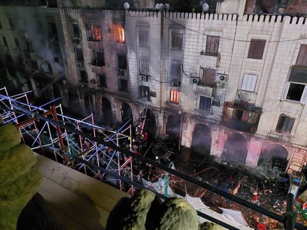 جانب من الحريق بجوار مسجد الحُسين