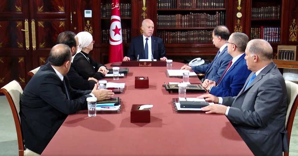اجتماع الرئيس التونسي ومناقشة نقص المشروبات الغازية
