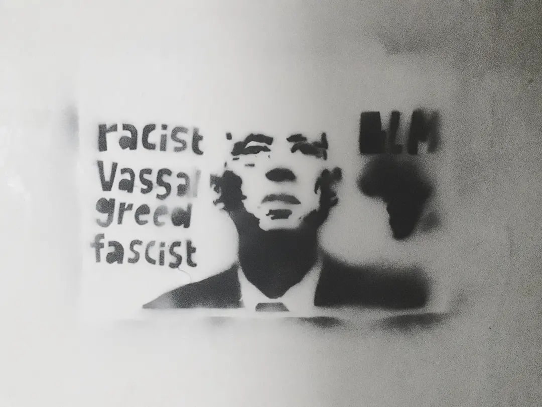 الجداريّة التّي سُجن على خلفيّتها رشاد طمبورة بتهمة ارتكاب أمر موحش ضدّ الرئيس