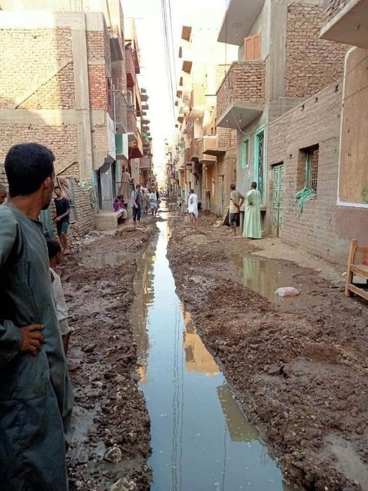 جانب من كسر ماسورة الصرف بمنطقة الشيخ فضيل وعزبة مروان 