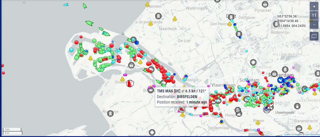 خريطة ميناء روتردام وحركة البواخر فيه 