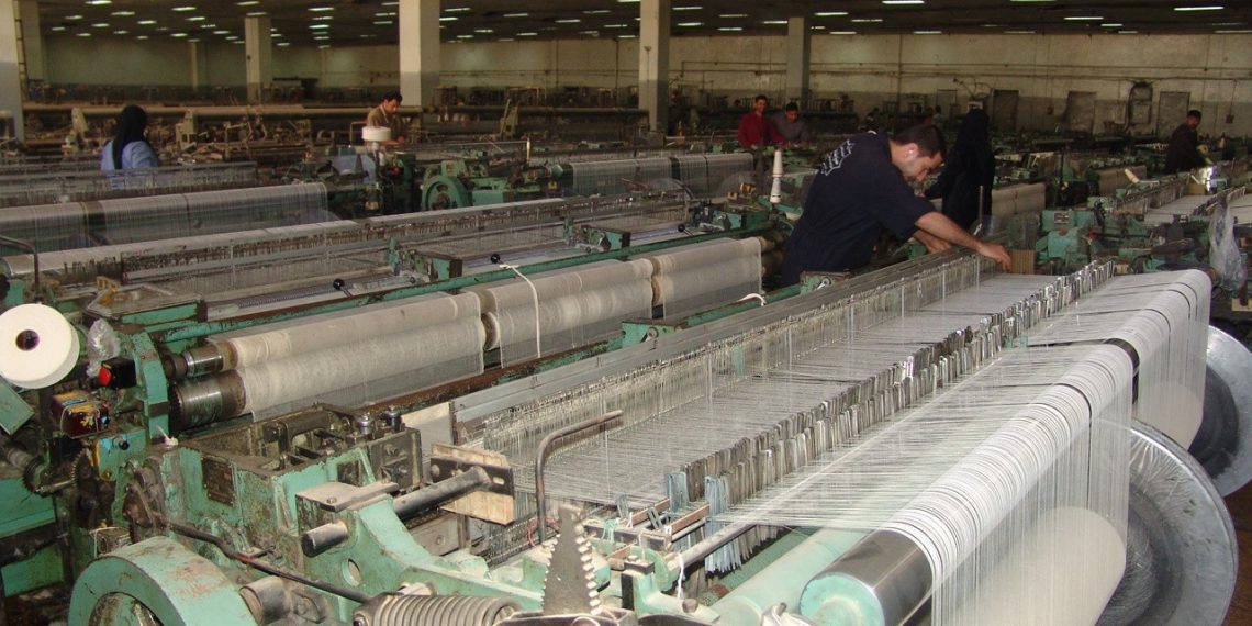 قطاع الغزل والنسيج يعاني من الإهمال وخطط الخصخصة