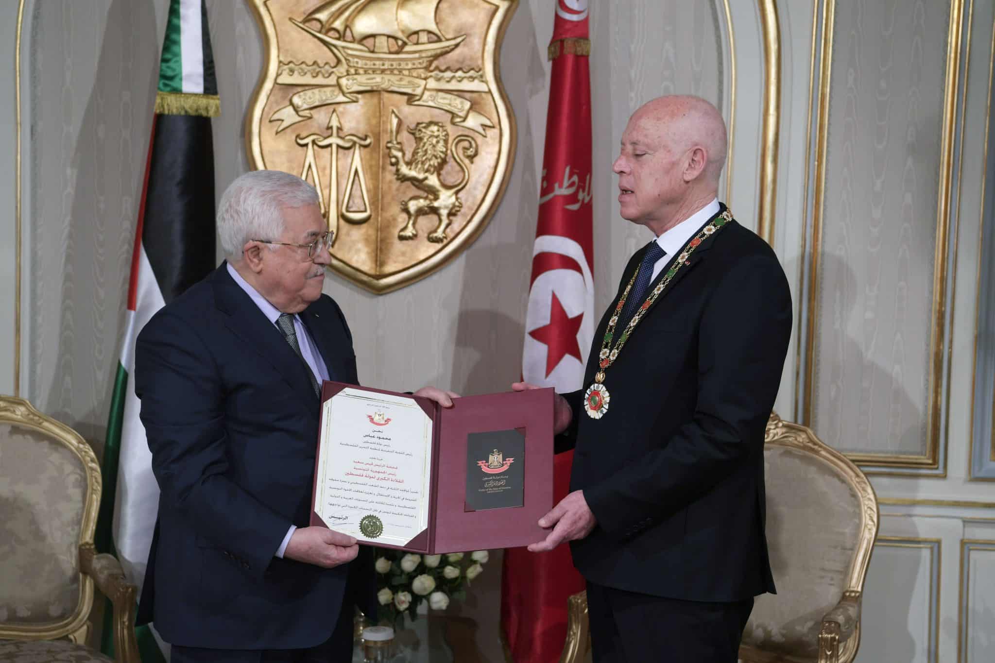 صورة أرشيفية لرئيس فلسطين يقلد نظيره التونسي القلادة الكبرى لدولة فلسطين