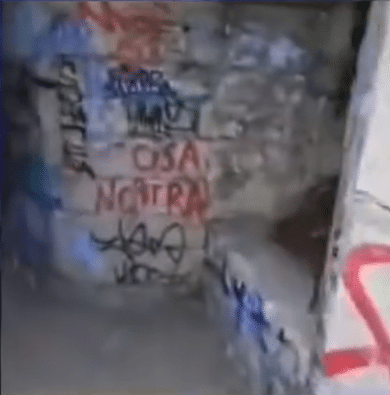 عبارات وحروف غير عربية على جدران النفق