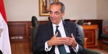 وزير الاتصالات يوقع اتفاق مع جامعة أيرلندية ويقول إنها الثامنة عالميًا