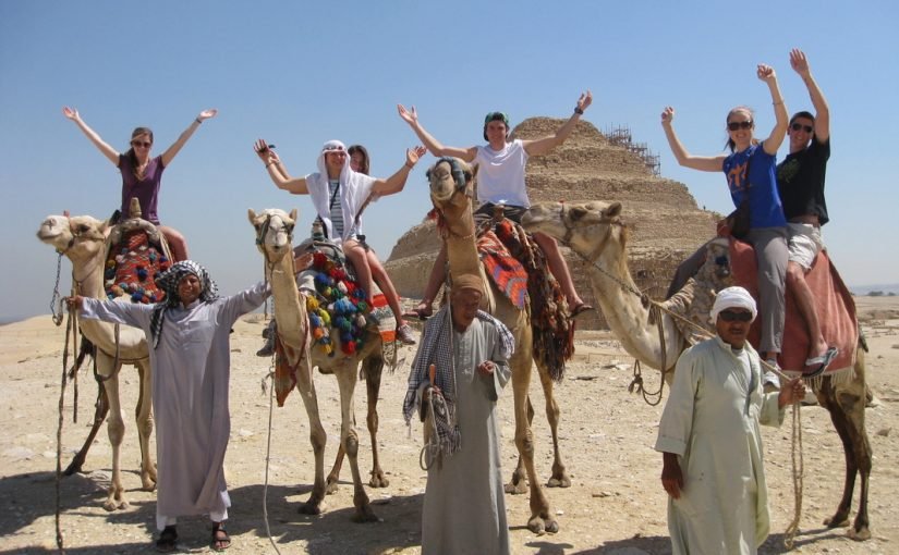 سائحين بمنطقة الأهرامات في مصر