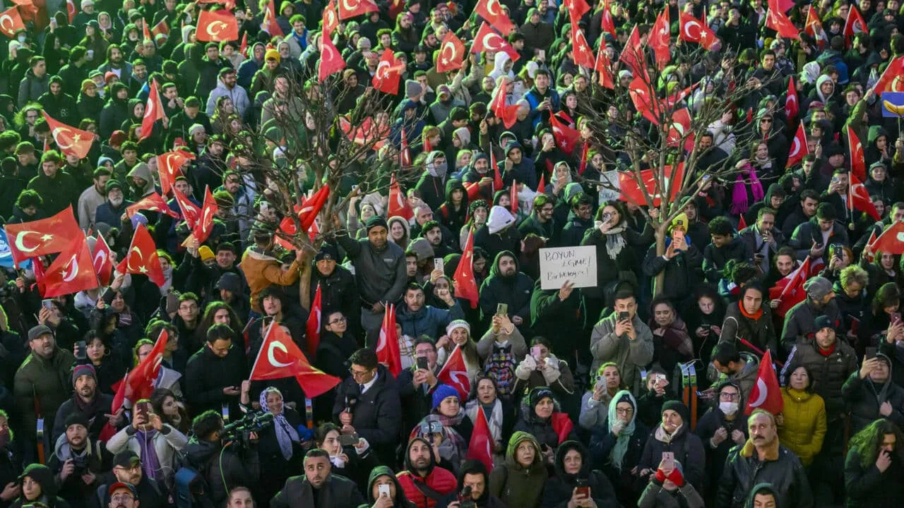 الادعاء باندلاع مليونيات في تركيا 