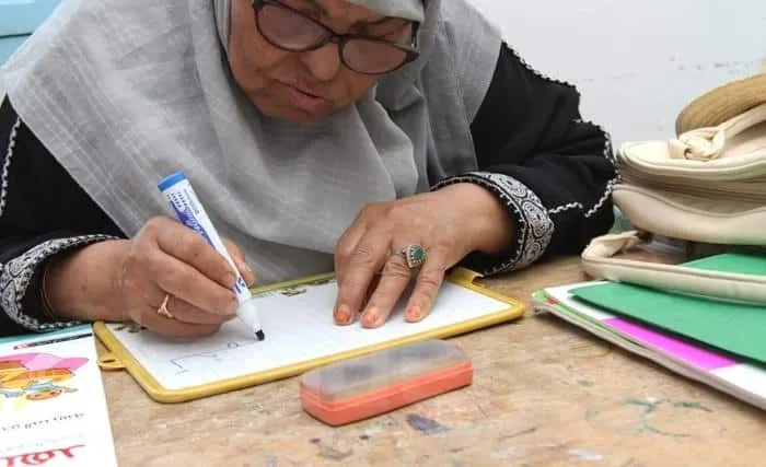 هل حقًا تتطوّر نسب الأمية بشكل 