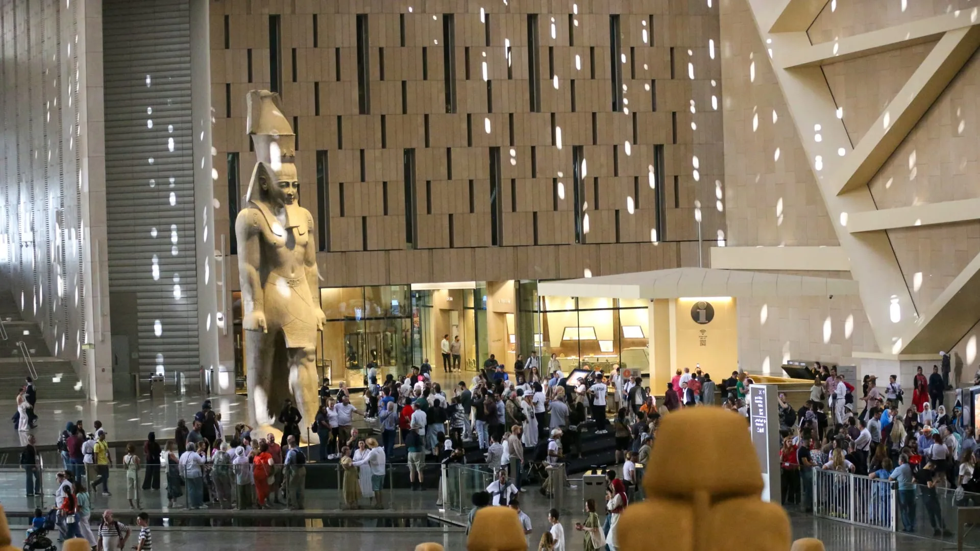 المتحف المصري الكبير لم ينهار أو يغرق بمياه الأمطار