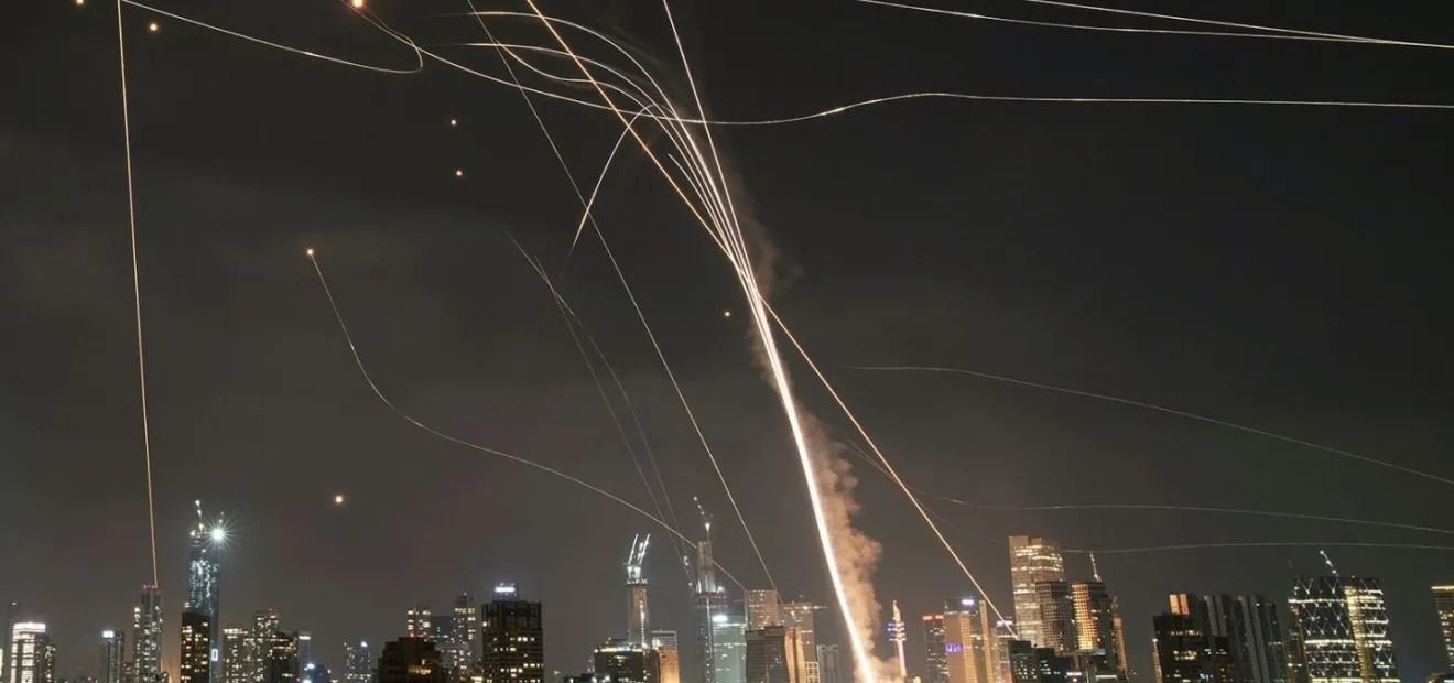 فيديو استهدف صاروخ عنقودي إيراني لتل أبيب 