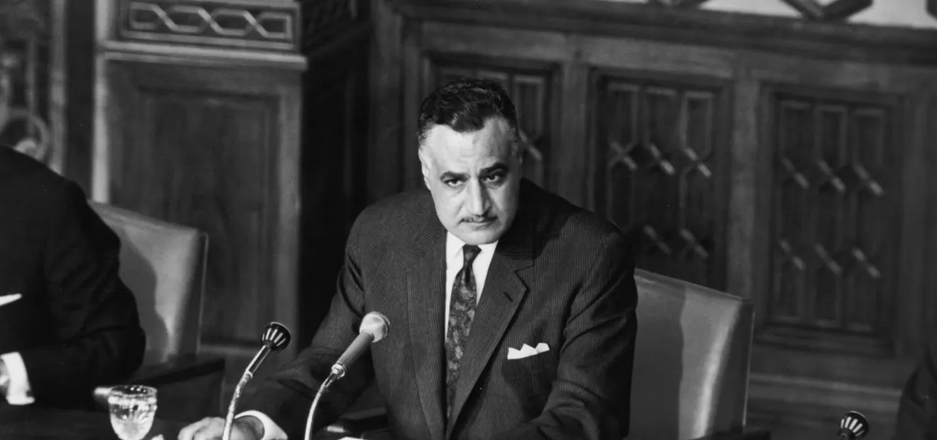 صورة الرئيس عبد الناصر متكئًا على عصا مولدة بالذكاء الاصطناعي