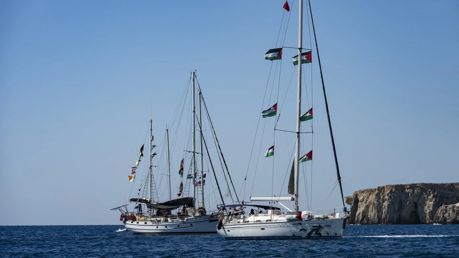 الفيديوهات المتداولة لوصول أسطول الصمود إلى غزة 