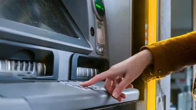 رغم صحة الازدحام.. الصورة المتداولة لزحام المصريين أمام ماكينات الصراف الآلي 