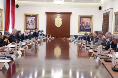 هل حقًا تُكلّف الأجور الحكومية التونسية 2 مليار دينار 