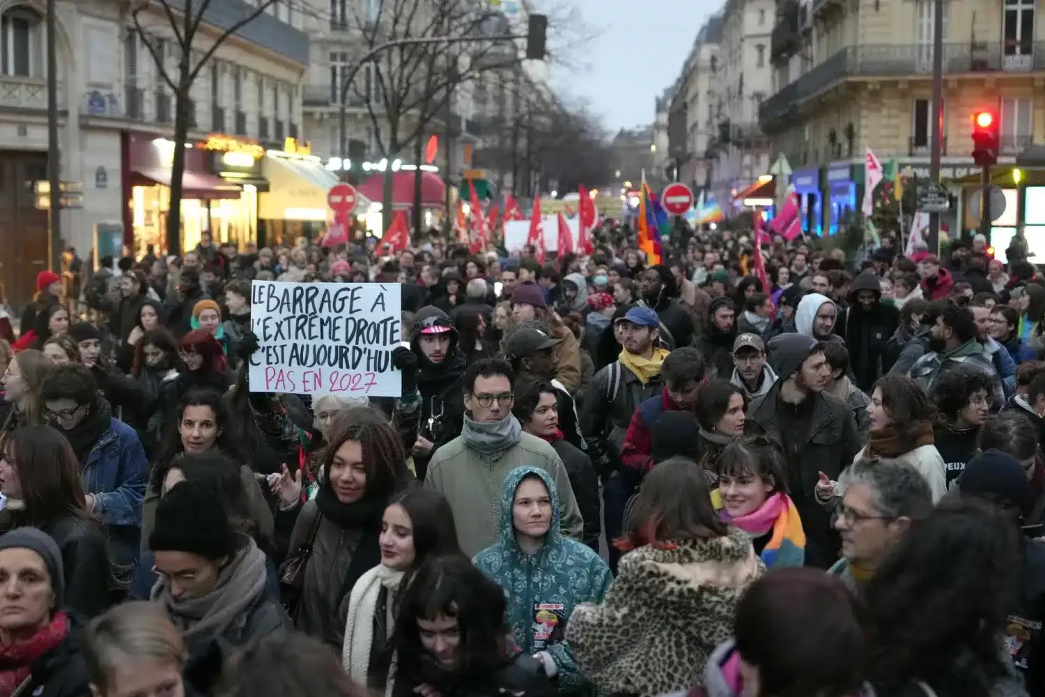 فيديو ترحيل فرنسا لمهاجر تونسي على متن طائرة بالقوة 