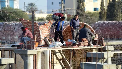 هل منع مرسوم رئاسيٌ في تونس تشغيل الأجانب؟