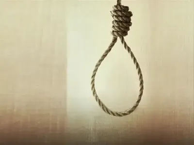 تونس.. فيديو الشاب الذي حاول شنق نفسه في عمود كهربائي 