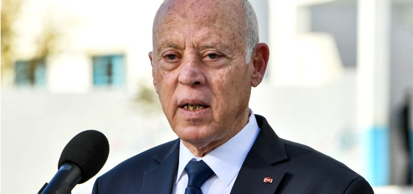 قيس سعيد لم يلوح للفراغ والمجهول.. بل لصياد على متن قارب في البحر