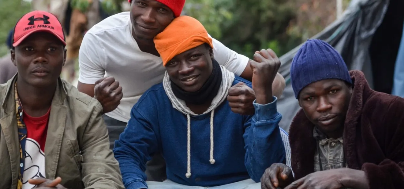 صورة العامل الإفريقي الملتصق جسده بالعجين ليست من تونس بل من الكاميرون