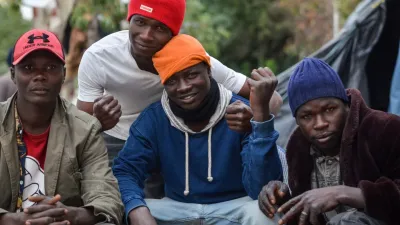 صورة العامل الإفريقي الملتصق جسده بالعجين ليست من تونس بل من الكاميرون