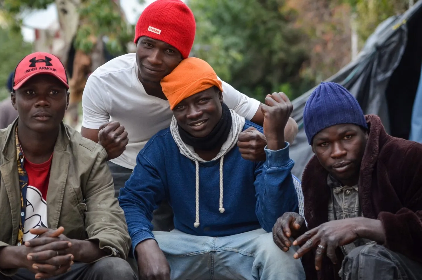 صورة العامل الإفريقي الملتصق جسده بالعجين ليست من تونس بل من الكاميرون