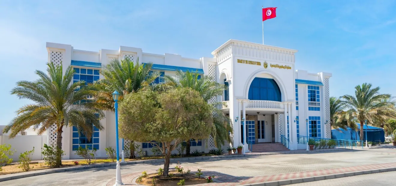 عدد التمثيليات الدبلوماسية التونسية بالخارج ليس بين 56 و60