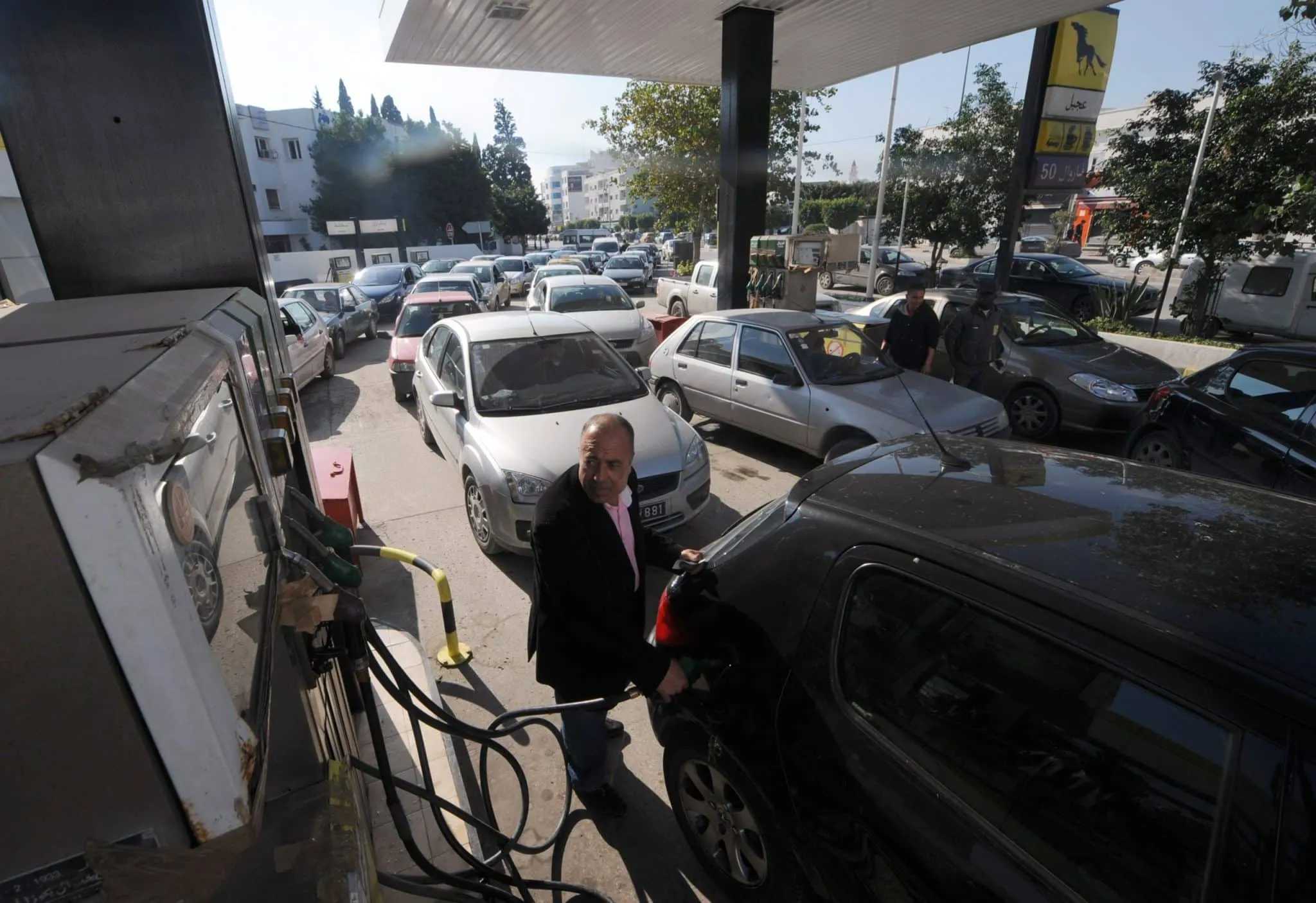 هل حقّا انتهت أزمة نقص البنزين في تونس؟ تصريحاتٌ رسميّة متضاربة