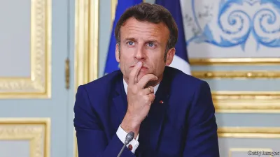فيديو مصافحة ماكرون لرئيس الحكومة التونسية الأسبق 