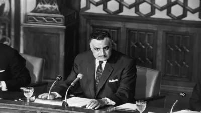 صورة الرئيس عبد الناصر متكئًا على عصا مولدة بالذكاء الاصطناعي