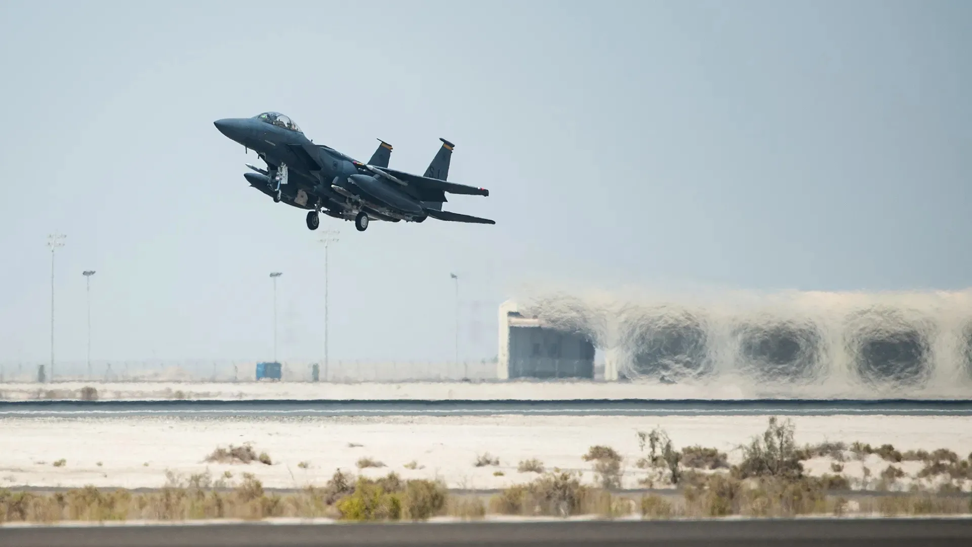 فيديو القصف الإيراني لقاعدة أمريكية في الإمارات 