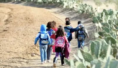 صور الأطفال العالقين بالوحل 