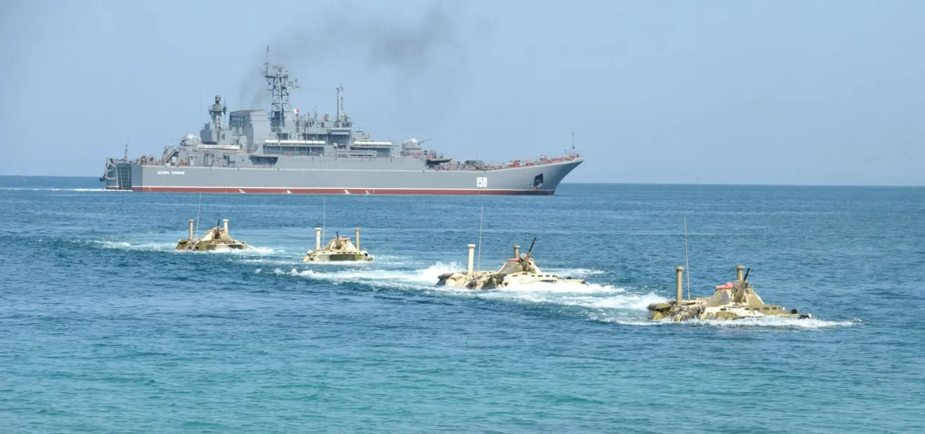 الفيديو المتداول لتنفيذ القوات الأمريكية اعتراضًا جويًا لسفن إيرانية 