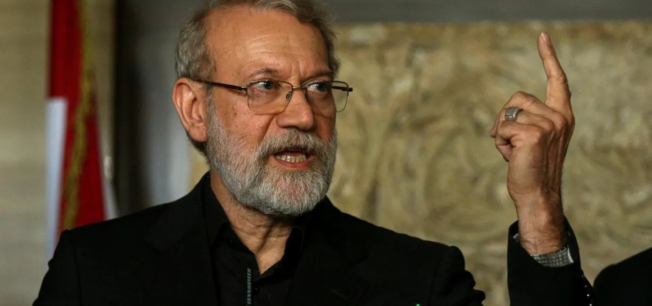 الادعاء بأن لاريجاني أوصى بوضع العلم العراقي على قبره 