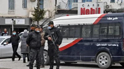 تونس.. فيديو القبض على فرد أمن يسرق سيارة 