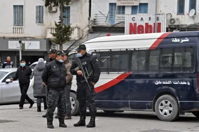 تونس.. فيديو القبض على فرد أمن يسرق سيارة 