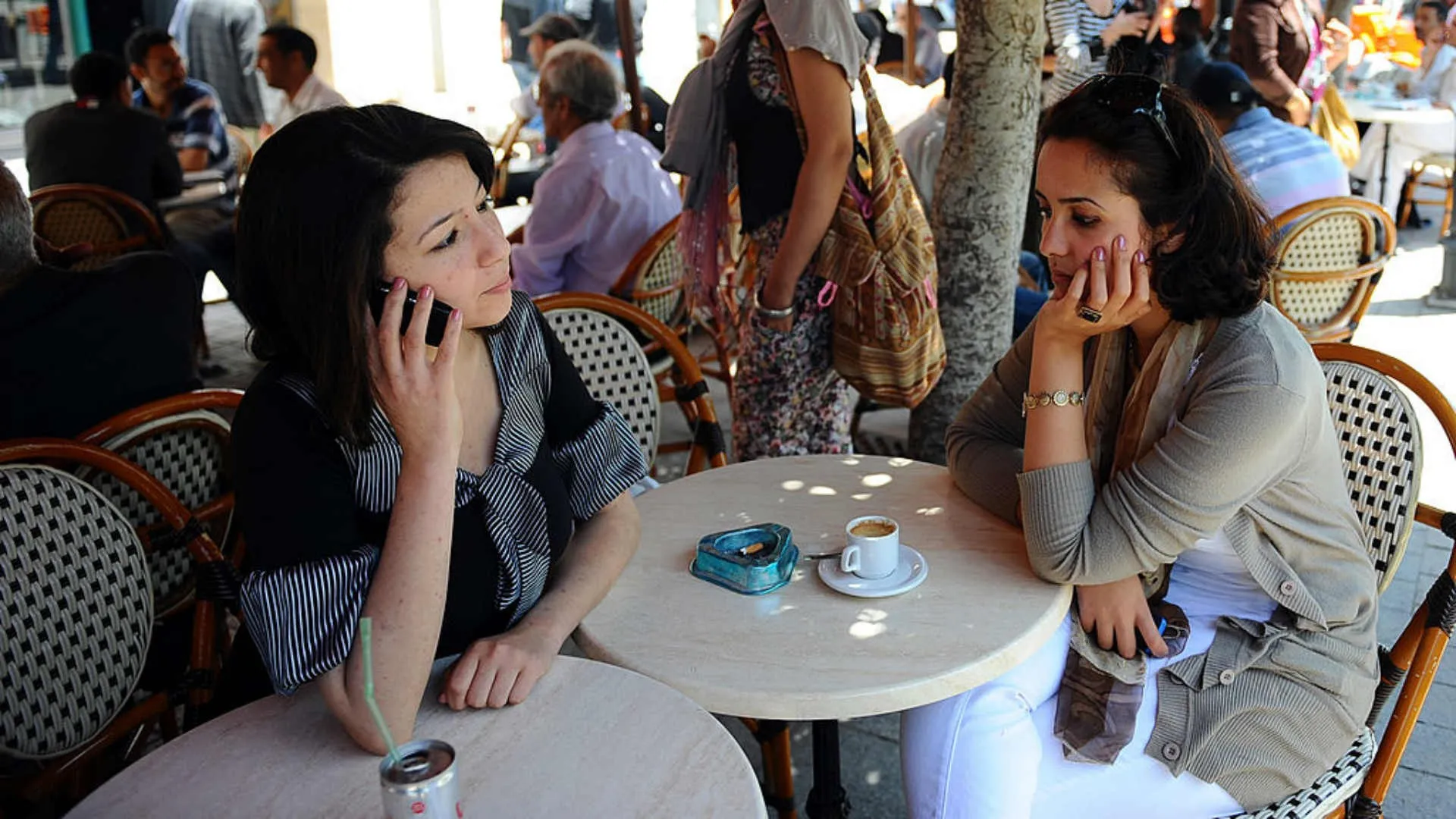 الفيديو المنتشر لتظاهرات تونسية للمطالبة بفتح الحانات والمقاهي للمفطرين في رمضان 