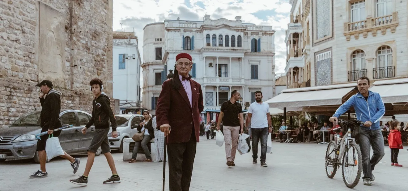 مساحة تونس ليست نصف فرنسا ولا أكبر من ألمانيا.. وسكانها لا يعادلون نصف باريس