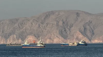 الفيديو المتداول للحظات الأولى لاستهداف ميناء دمياط المصري بمسيرة إيرانية 