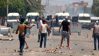 رغم وقوع احتجاجات حديثة.. فيديو المواجهات العنيفة بين الأمن ومتظاهرين تونسيين 