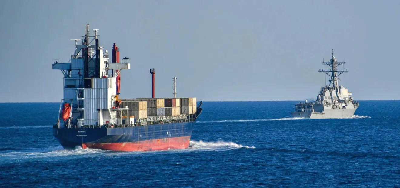 شلل في شريان العالم: ننشر بيانات السفن العالقة في مضيق هرمز وواقع الملاحة هناك