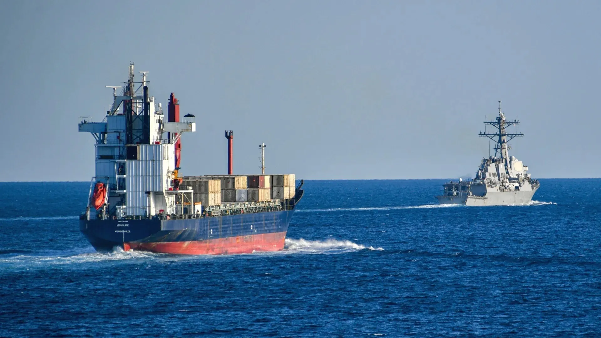 شلل في شريان العالم: ننشر بيانات السفن العالقة في مضيق هرمز وواقع الملاحة هناك