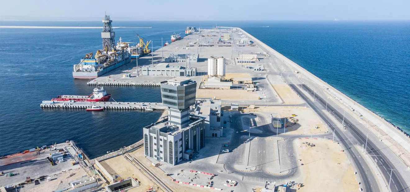 الأدلة تؤكد استهداف المسيرة الإيرانية لميناء الدقم وليس صلالة.. كيف تحققنا؟