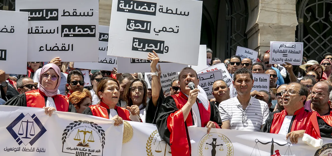 هل حقًا كان قيس سعيد أول من أقال قضاة في تونس؟