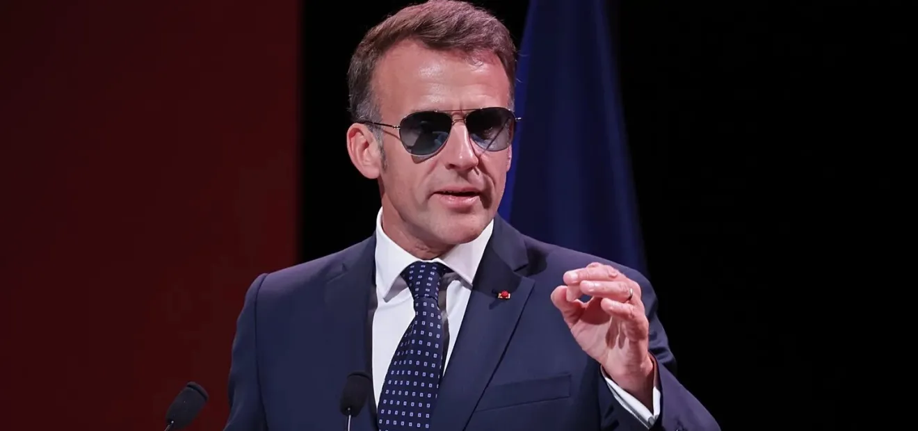 فيديو مصافحة ماكرون لرئيس الحكومة التونسية الأسبق 