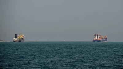 نرصد حصيلة استهداف إيران للسفن بمضيق هرمز وتهديد سلاسل الإمداد العالمية